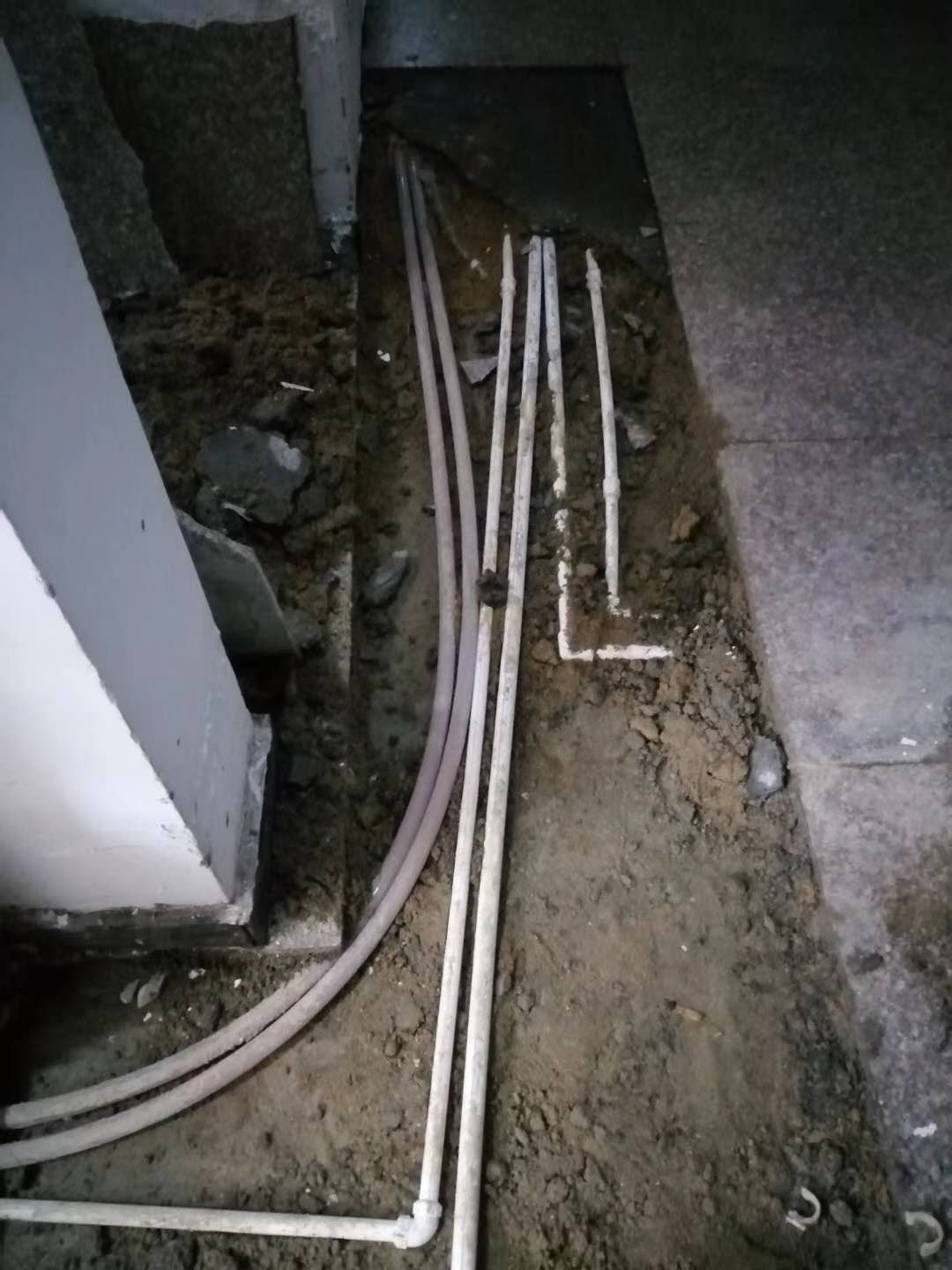 台州漏水，切勿盲目乱刨乱砸